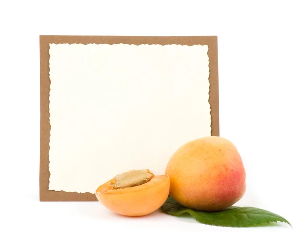 美味鲜桃与白色背景上的横幅 — 图库照片