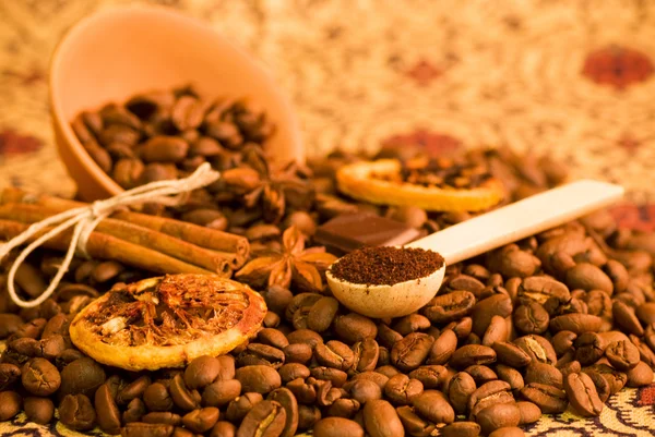 Kávová zrna a skořice — Stock fotografie