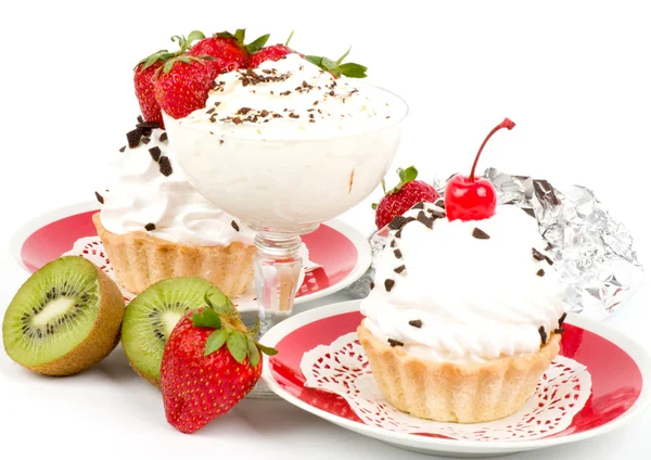 Dessert - sød kage med jordbær og kirsebær på tallerken på baggrund - Stock-foto