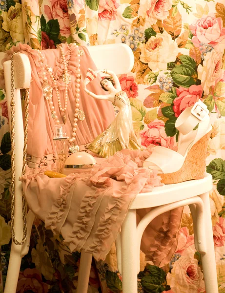 Винтажное элегантное платье и обувь — стоковое фото