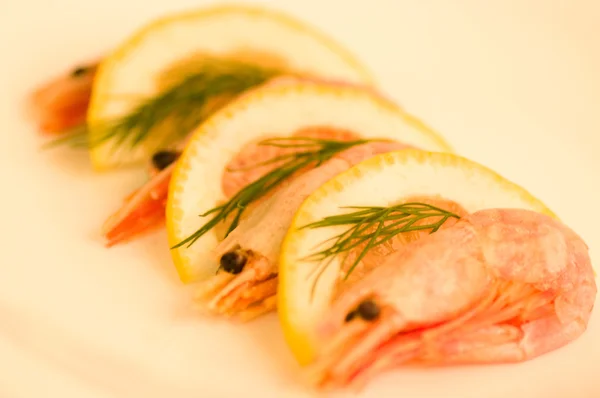 Espetos de camarão com limão sobre fundo branco — Fotografia de Stock