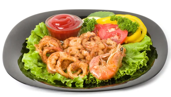 Sabrosos anillos de calamares fritos y gambas fritas con verduras — Foto de Stock