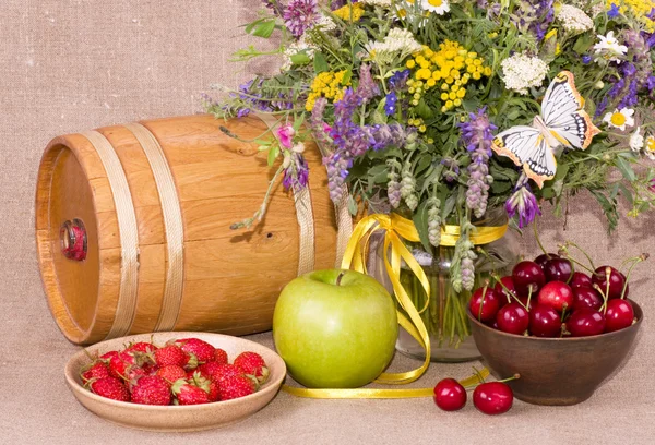Flowers, barrel, apple, strawberry and cherry — Stock Photo, Image