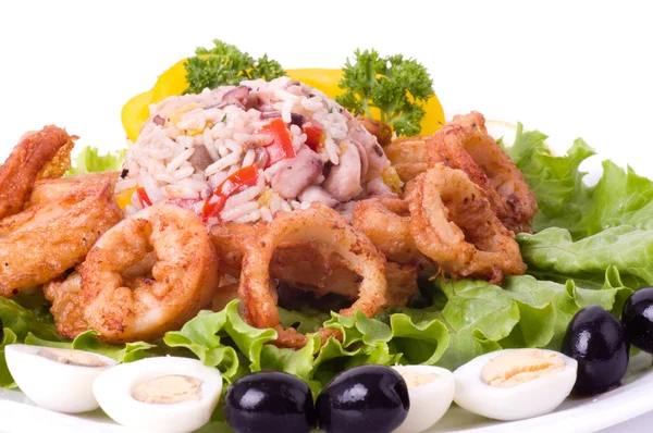 Sabrosos anillos de calamares fritos con verduras y rissoto —  Fotos de Stock