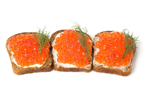 白い背景の上のパンとバターと赤キャビア — ストック写真