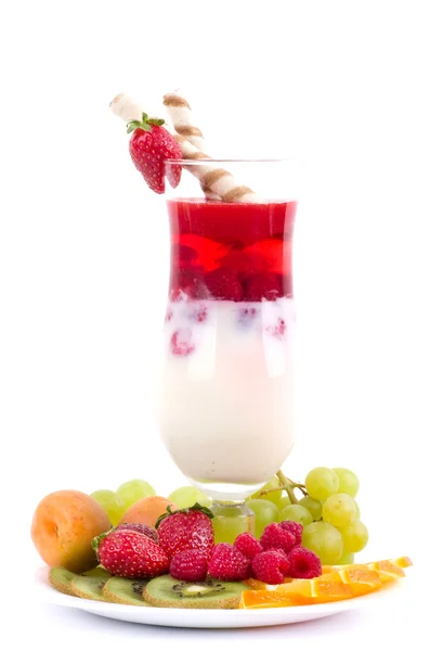 Вкусное красочное желе с клубникой и фруктами на белом фоне — стоковое фото
