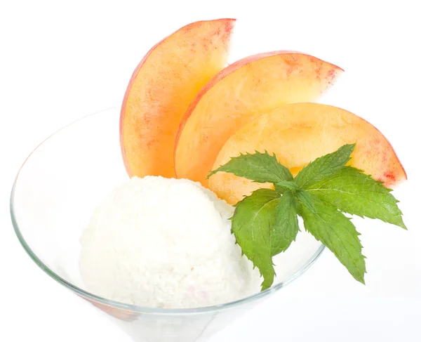 白の背景に桃のおいしいアイス クリーム デザート — ストック写真