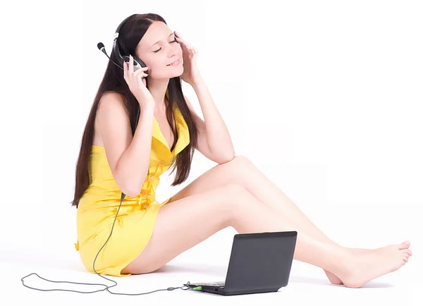 Девушка с ноутбуком слушает музыку — стоковое фото