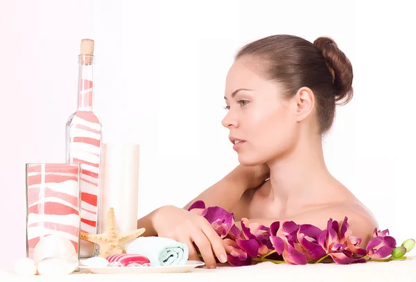 Schönheit junge Frau mit Wellness-Ölen auf weißem Hintergrund — Stockfoto
