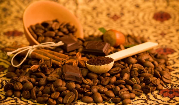 Ziarna kawy i cynamonu — Zdjęcie stockowe