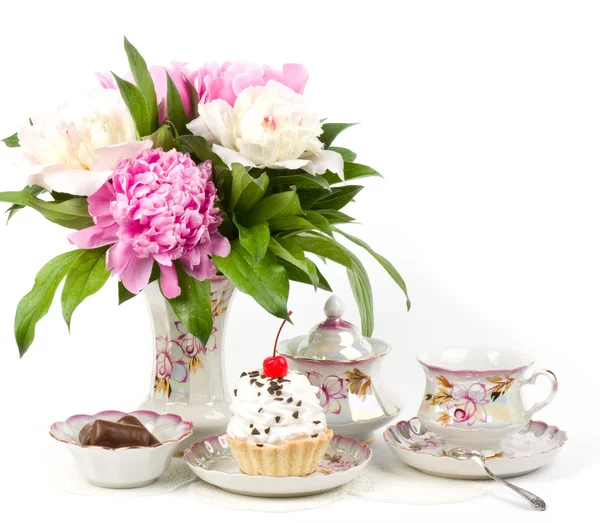 美しいビンテージ茶碗とケーキと pi 中間子 — ストック写真