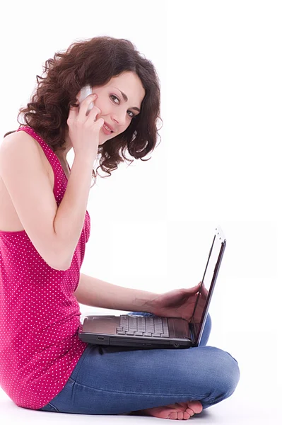 Mulher sorridente bonita com computador PC e telefone no fundo branco — Fotografia de Stock