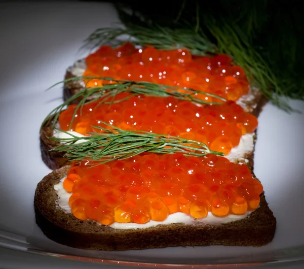Roter Kaviar mit Brot und Butter — Stockfoto