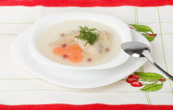 Смачний курячий прозорий суп з курячим крилом в тарілці — стокове фото