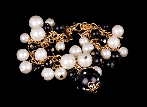 Joyería de perlas sobre fondo negro — Foto de Stock