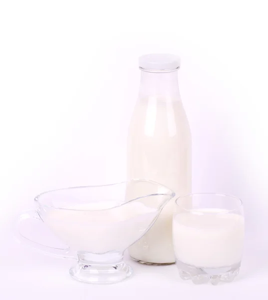 Garrafa cheia de leite fresco e vidro — Fotografia de Stock