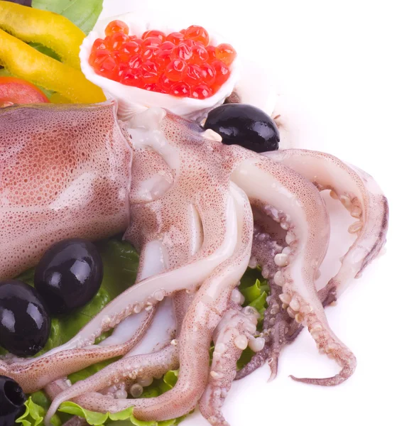 Сырой кальмар с овощами и красной икрой на белом фоне — стоковое фото