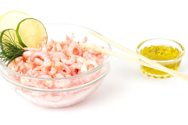 Leckere gekochte Garnelen auf Teller und Essstäbchen auf weißem Hintergrund — Stockfoto
