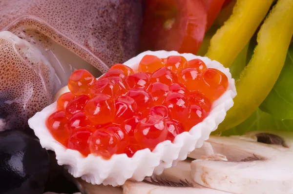 Czerwony Kawior i surowy koktajl owoców morza — Zdjęcie stockowe