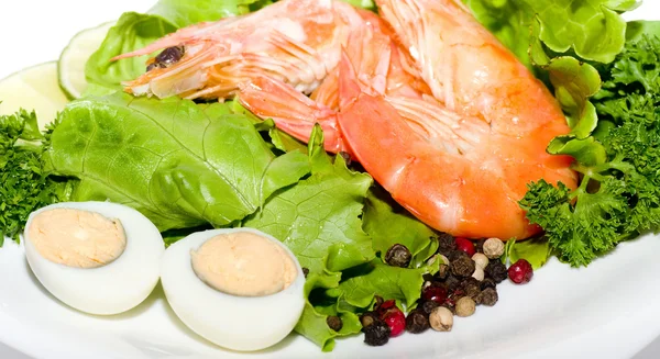 Lezzetli kızarmış karides salatası ve yumurta ile gıda — Stok fotoğraf