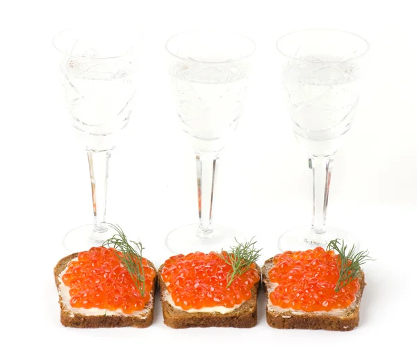 Roter Kaviar mit Brot und Butter auf weißem Hintergrund — Stockfoto