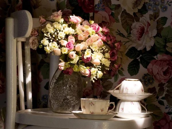 Vintage xícaras de chá elegantes e flores — Fotografia de Stock