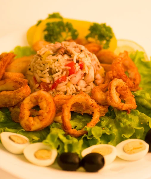 Savoureux calamars frits aux légumes — Photo