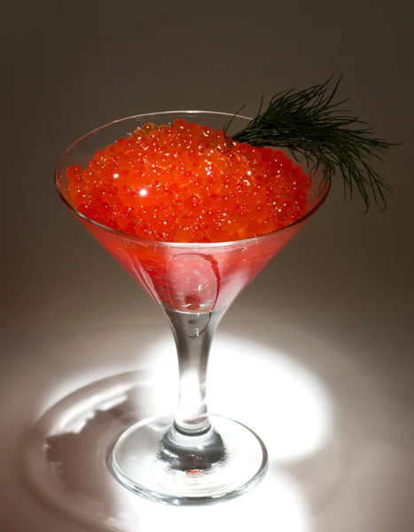 Schmackhafter roter Kaviar auf dunklem Hintergrund — Stockfoto