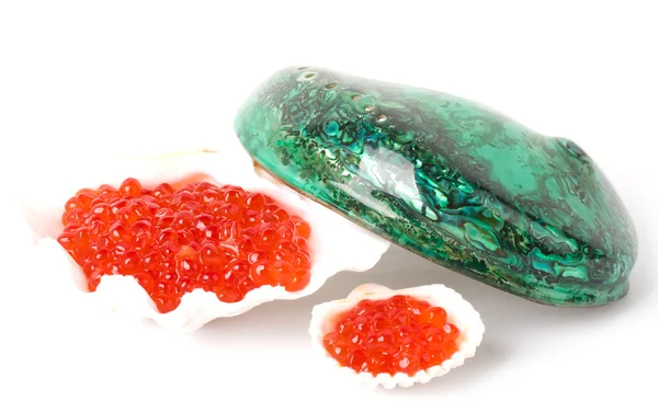 Caviar vermelho saboroso cru em uma concha no gelo — Fotografia de Stock