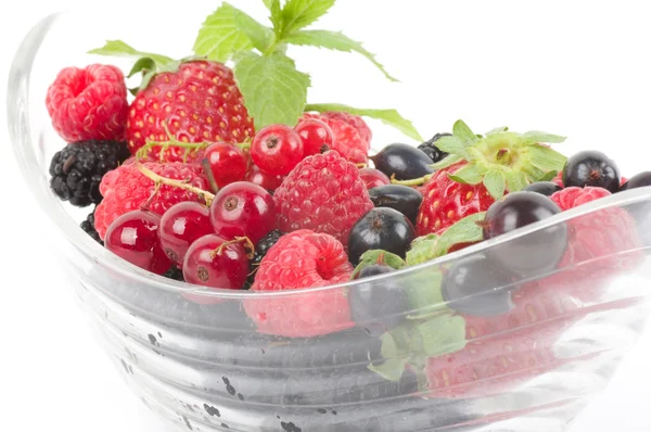 Dessert med frisk bærblanding på en plate på bakgrunn – stockfoto