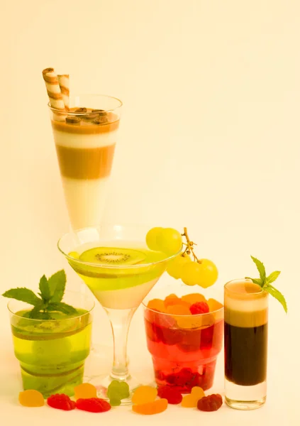 Gelatina colorida sabrosa con café, bayas y frutas sobre un fondo blanco — Foto de Stock