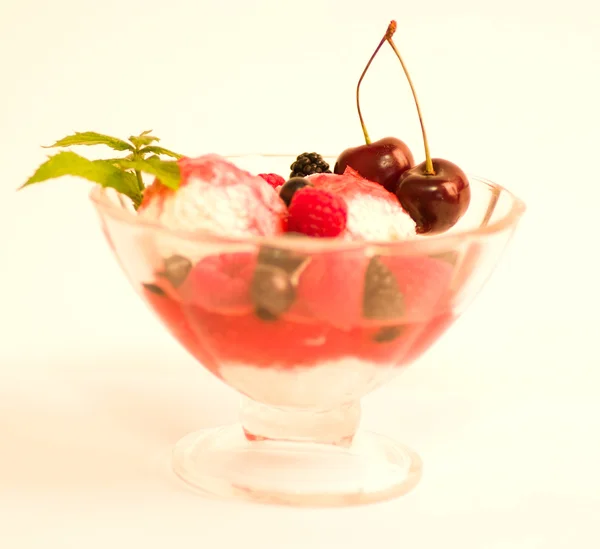 Deser z świeże jagody wymieszać na płytce na tle — Zdjęcie stockowe