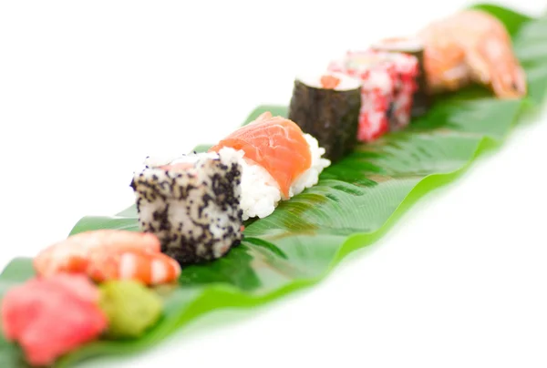 อาหารญี่ปุ่นแบบดั้งเดิม ซูชิ — ภาพถ่ายสต็อก
