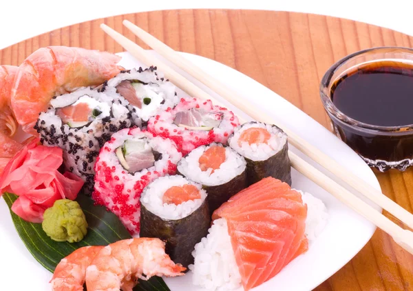 อาหารญี่ปุ่นแบบดั้งเดิม ซูชิ — ภาพถ่ายสต็อก