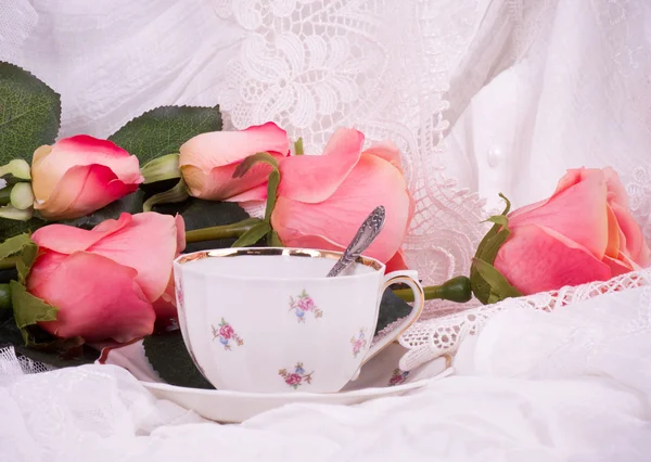 Hermosa taza de té vintage con rosas rosadas sobre fondo blanco — Foto de Stock
