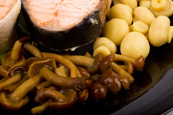 煎三文鱼配烤的蔬菜和蘑菇 — 图库照片