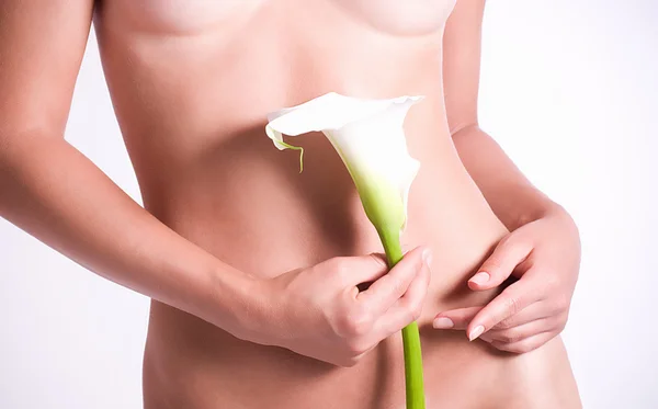 Piękne nagie kobiety ciało z białej lilii calla na tle — Zdjęcie stockowe