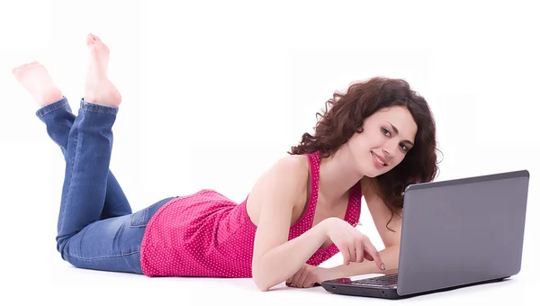 Hermosa mujer sonriente con ordenador PC sobre fondo blanco — Foto de Stock