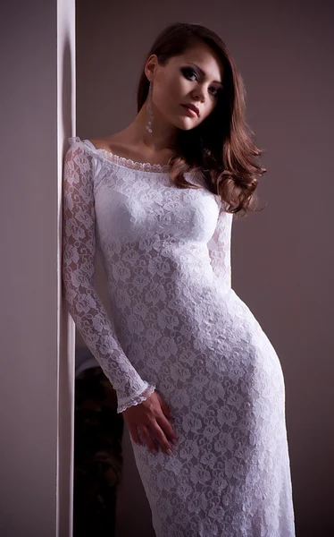 Jonge sexy vrouw in witte bruids jurk — Stockfoto