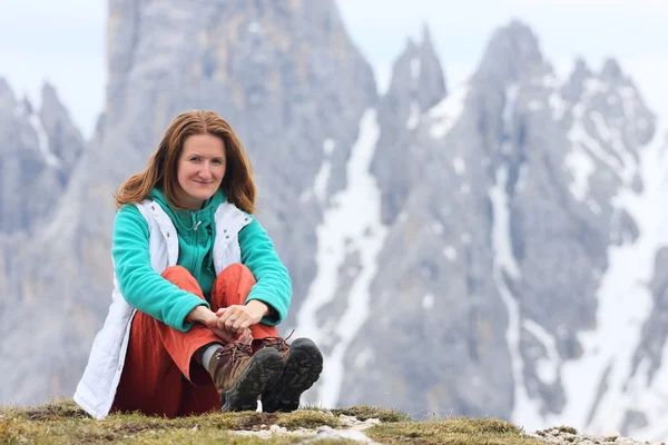 Usměvavá dívka s horami v pozadí — Stock fotografie