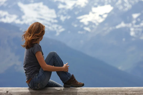 Chica mirando las montañas — Foto de Stock