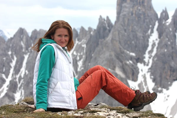 Χαμογελαστό κορίτσι με τα βουνά στο βάθος — Φωτογραφία Αρχείου