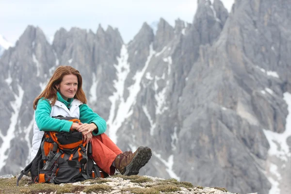Menina sorridente com as montanhas no fundo — Fotografia de Stock