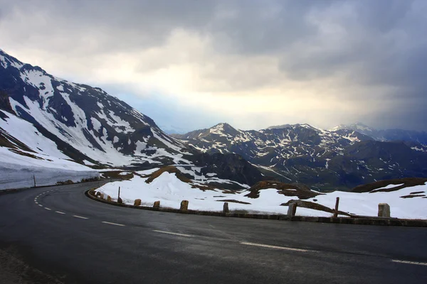 Дорога в горах — стокове фото