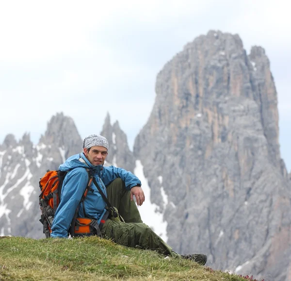 Escursionista in montagna — Foto Stock