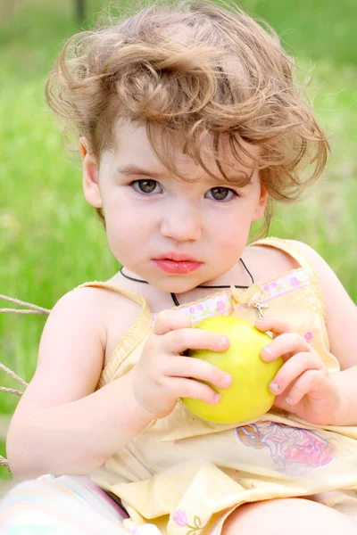 Criança com a maçã — Fotografia de Stock