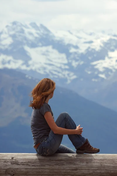 Chica mirando las montañas —  Fotos de Stock