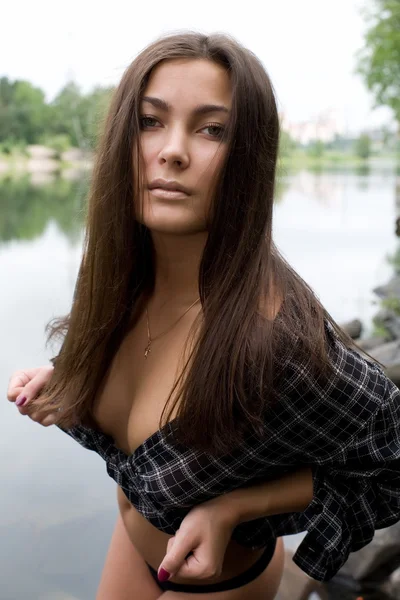 Sexy Genç kız nehir kenarında bulunan taş — Stok fotoğraf