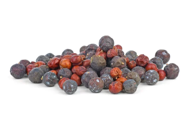 Травы: небольшая груда сушеного красного можжевельника и ягод можжевельника — стоковое фото