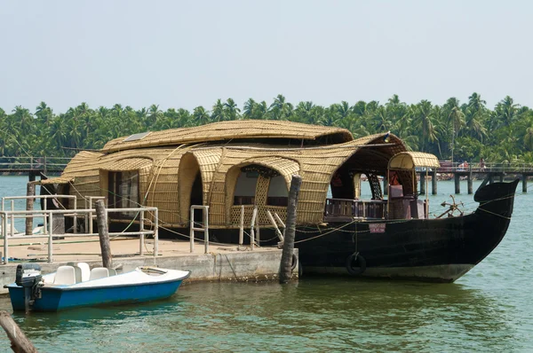 Een woonboot op de backwaters van kerala, india — Stockfoto
